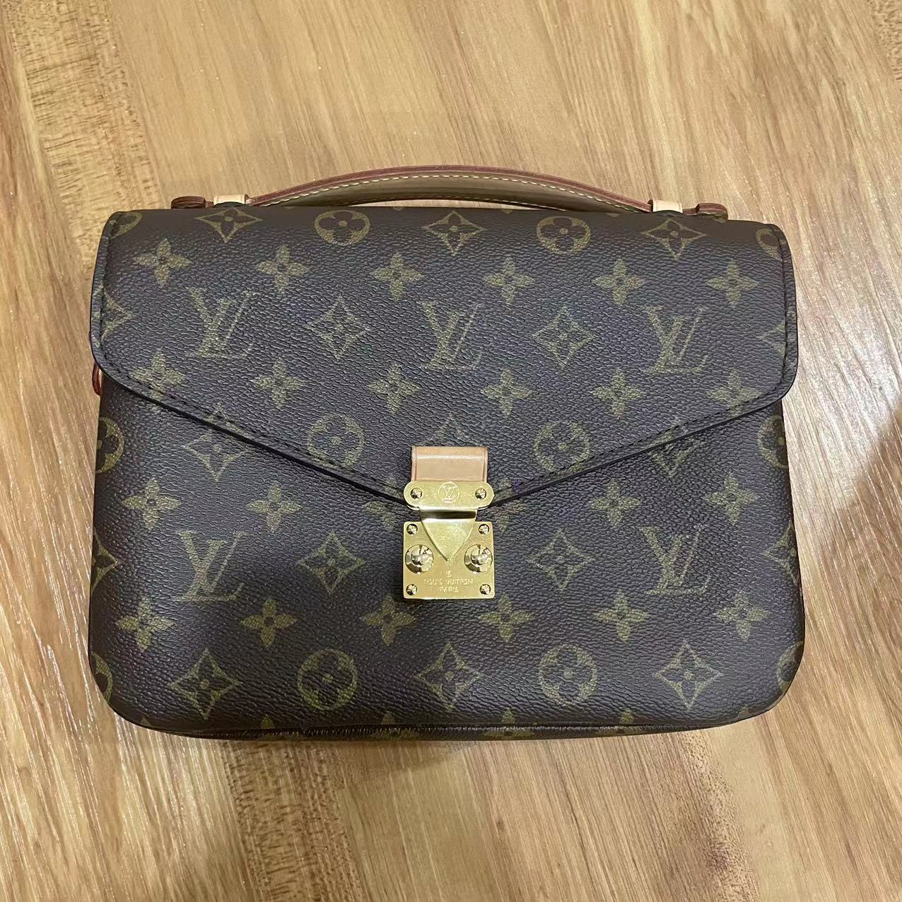 #B00740 LOUIS VUITTON