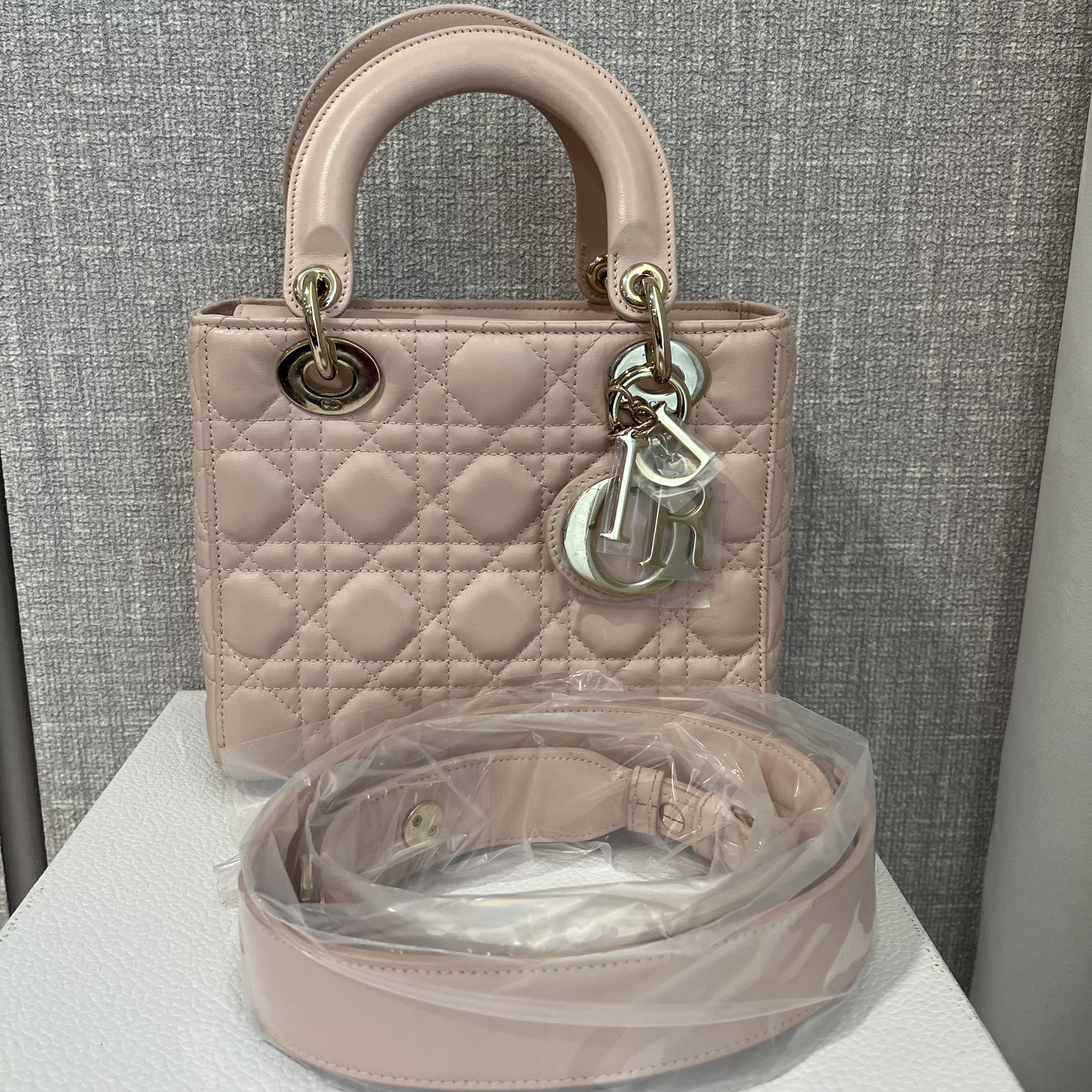 #A695 DIOR