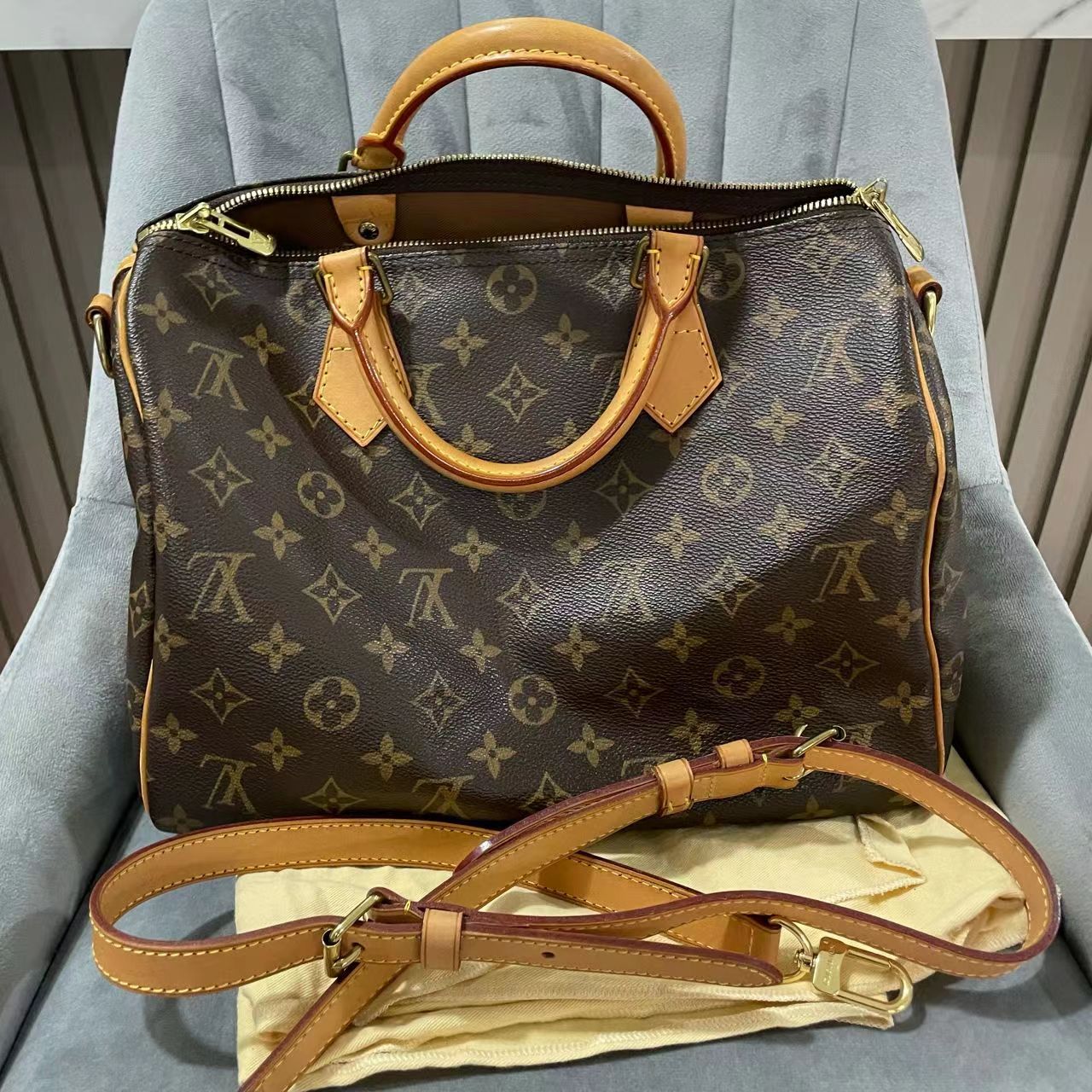 #B00812 LOUIS VUITTON