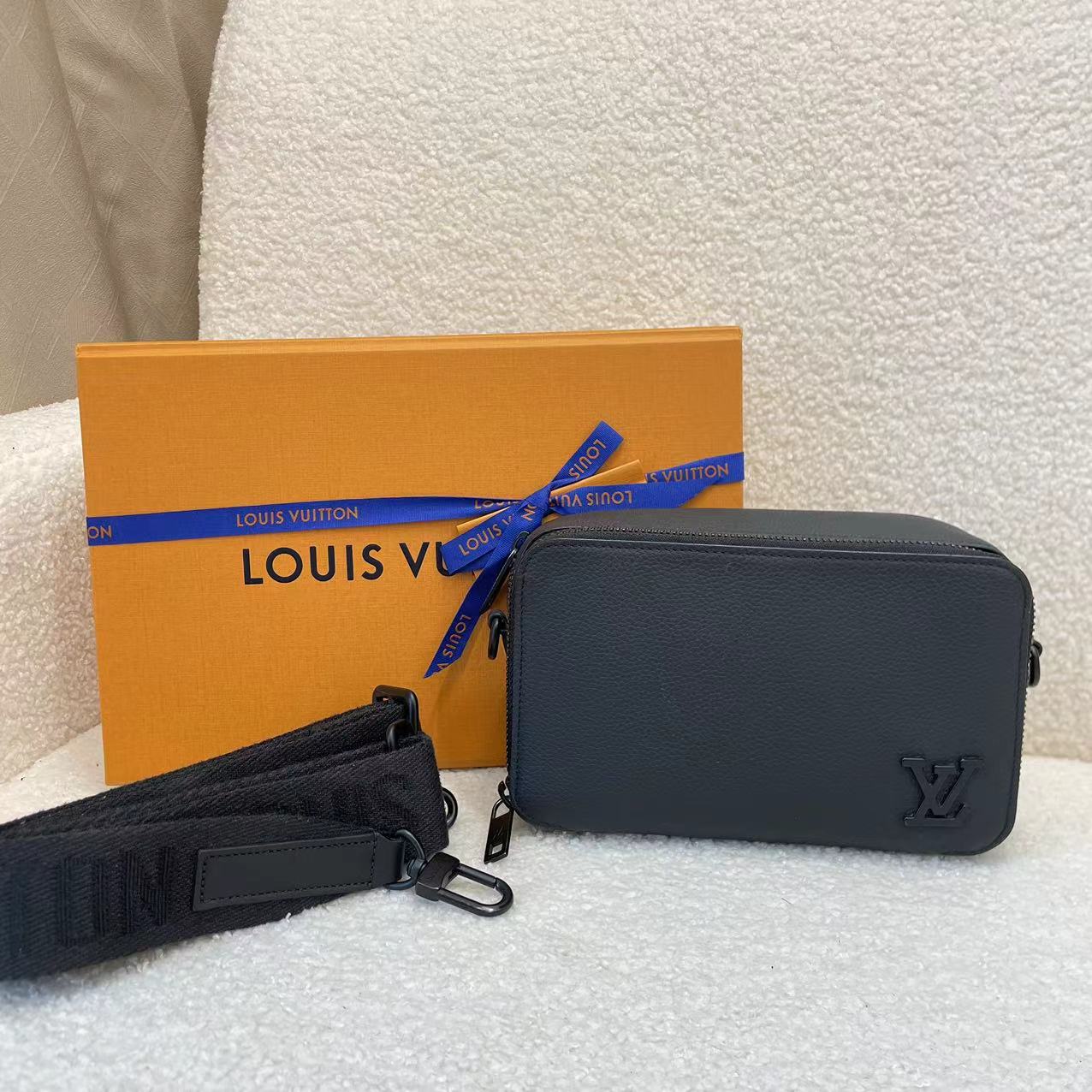 #A1042 LOUIS VUITTON