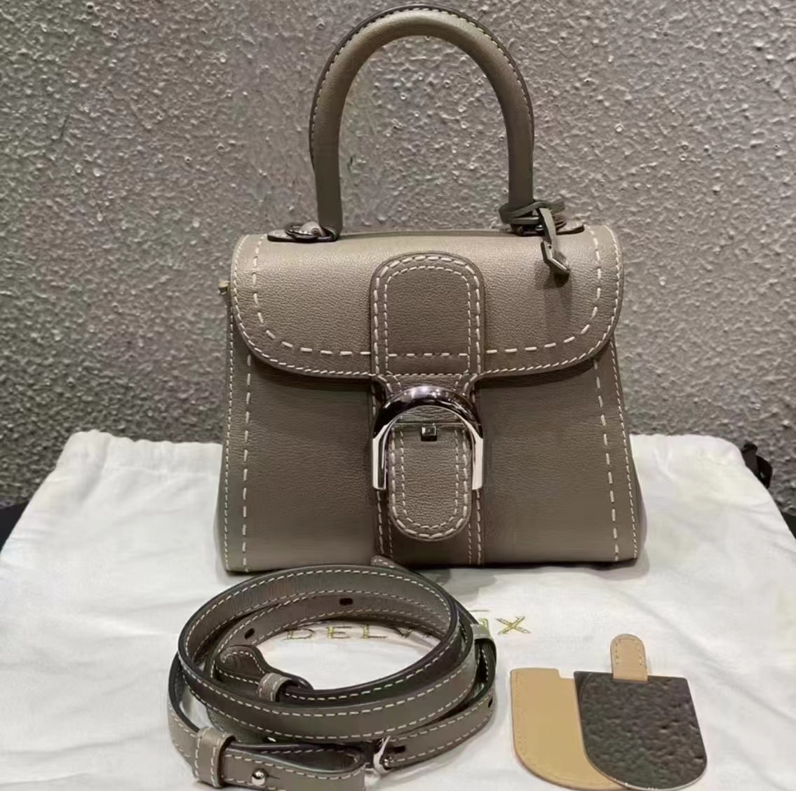 #A1022 DELVAUX