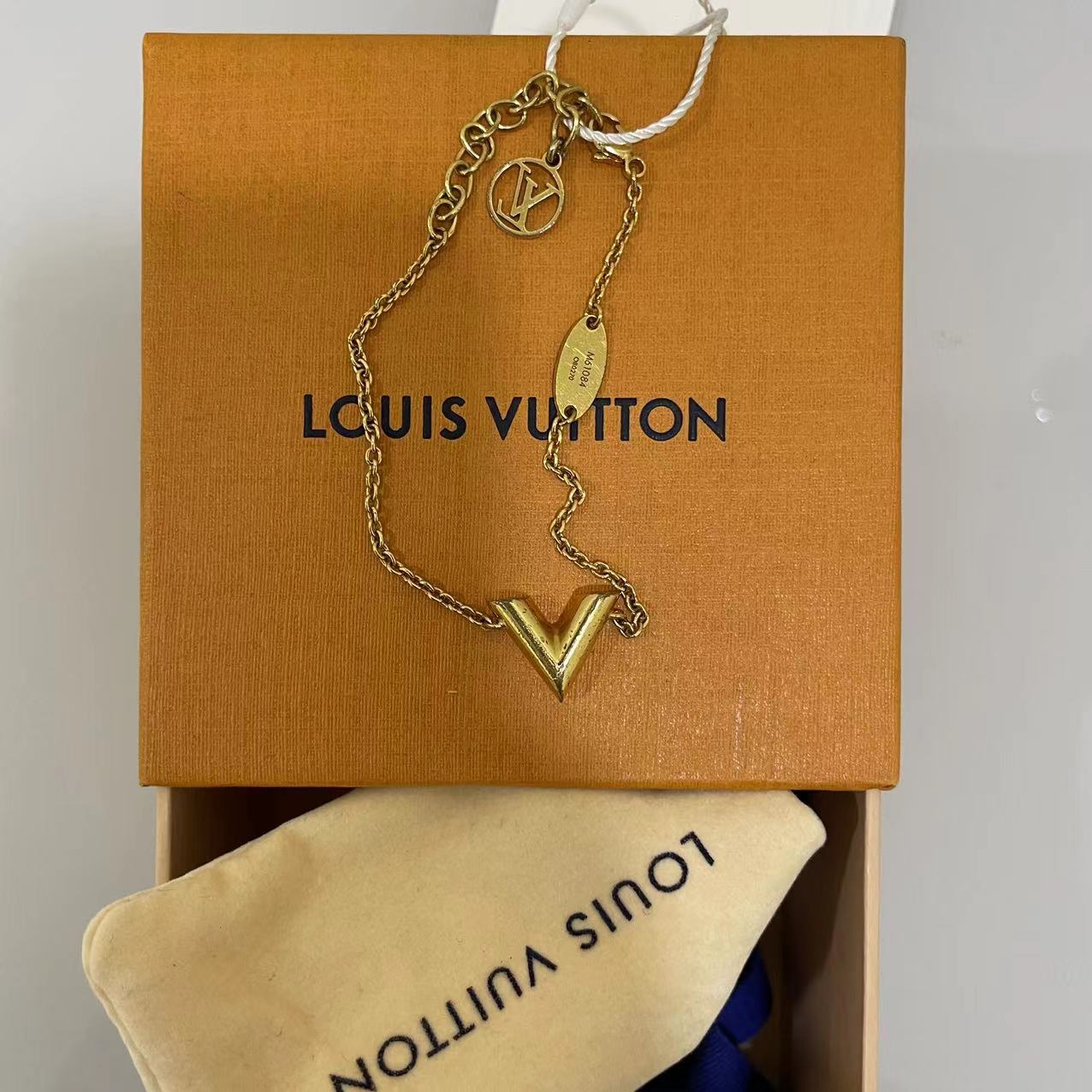 #B01159 LOUIS VUITTON