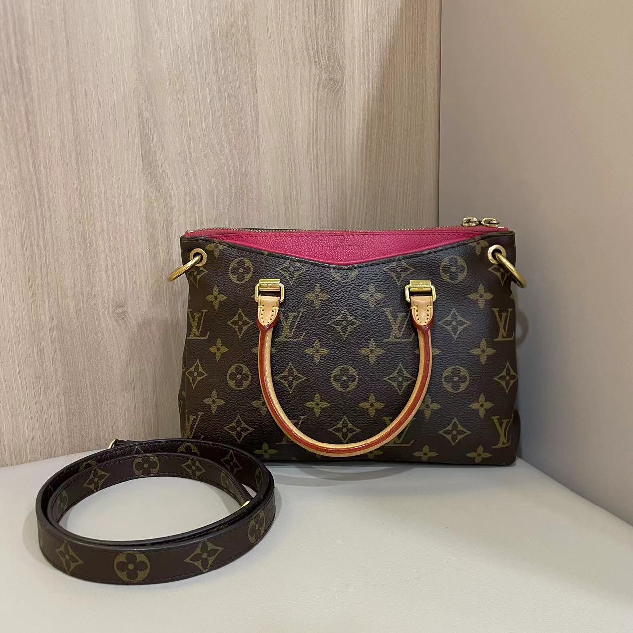 #A1094 LOUIS VUITTON