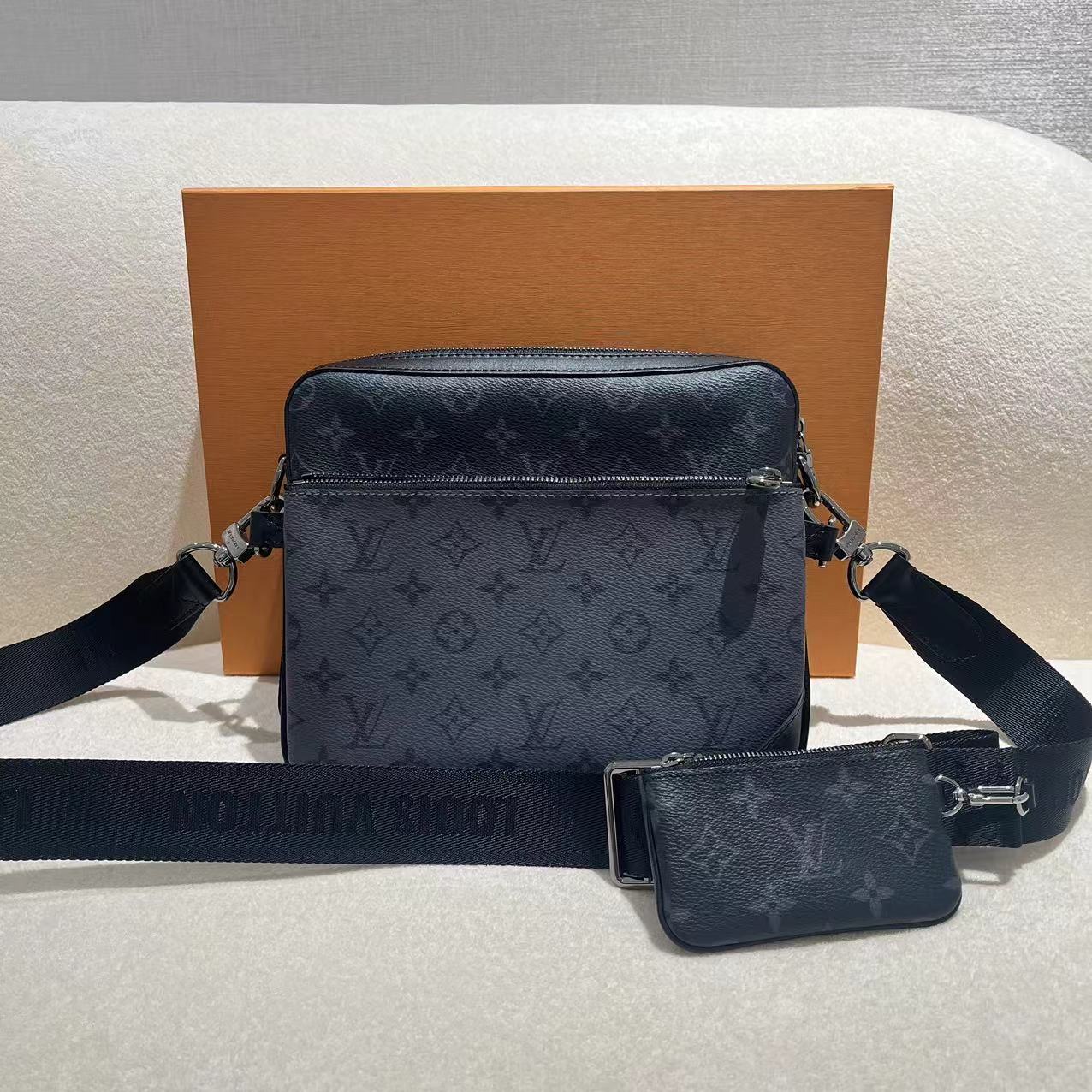 #A1230 LOUIS VUITTON