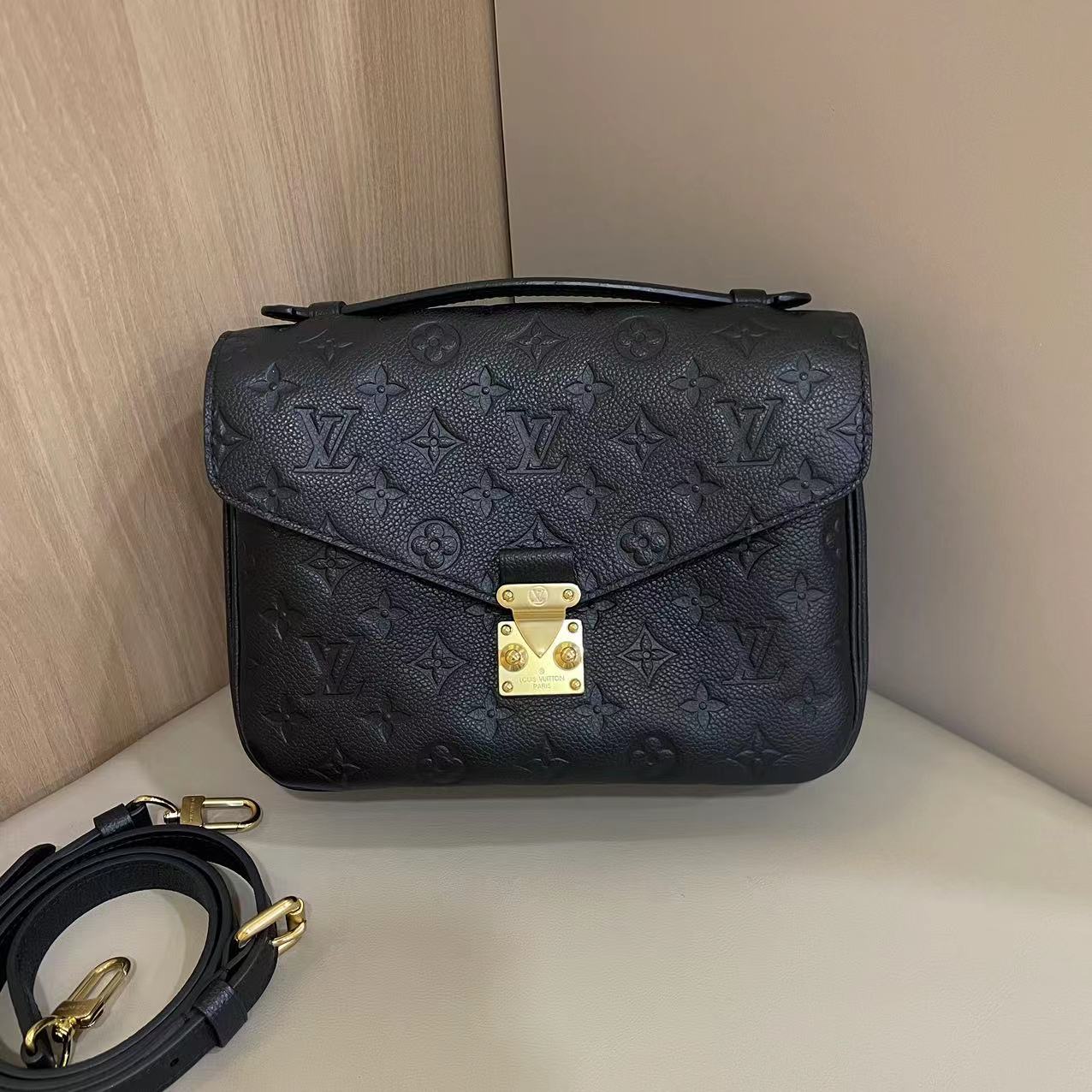 #A1194 LOUIS VUITTON