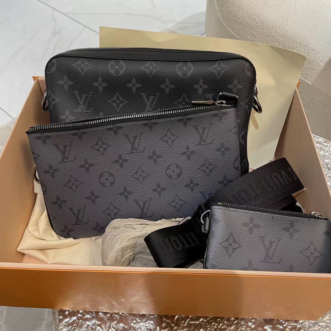 #B01211 LOUIS VUITTON