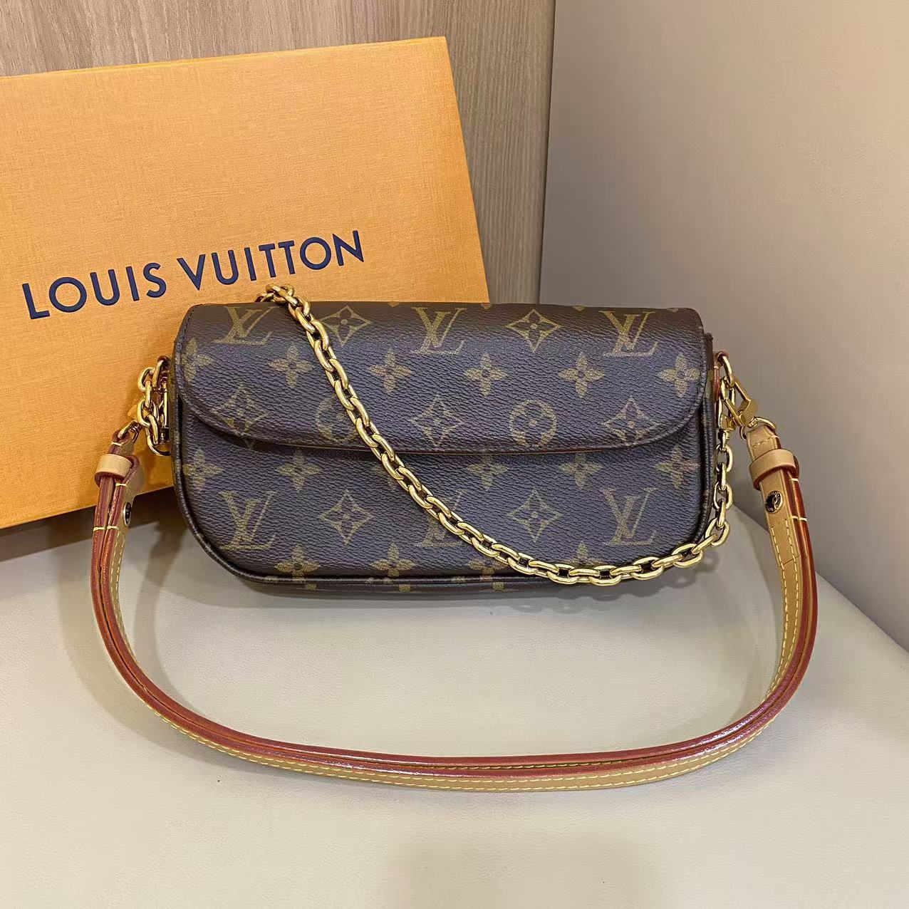 #A1271 LOUIS VUITTON