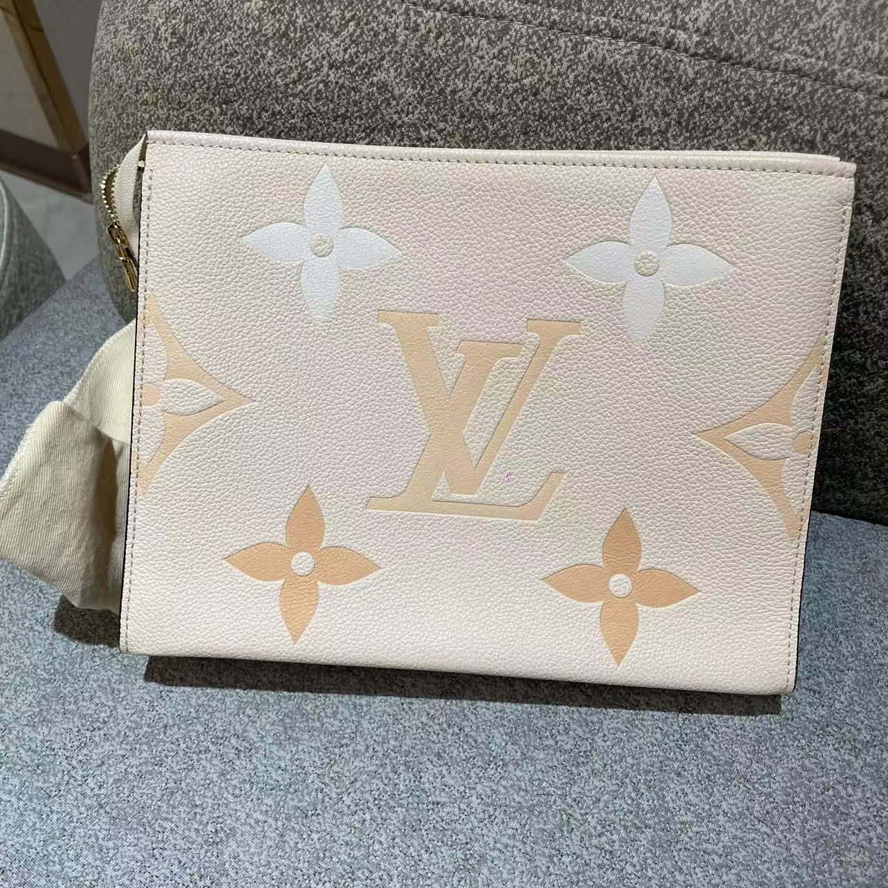 #B01248 LOUIS VUITTON