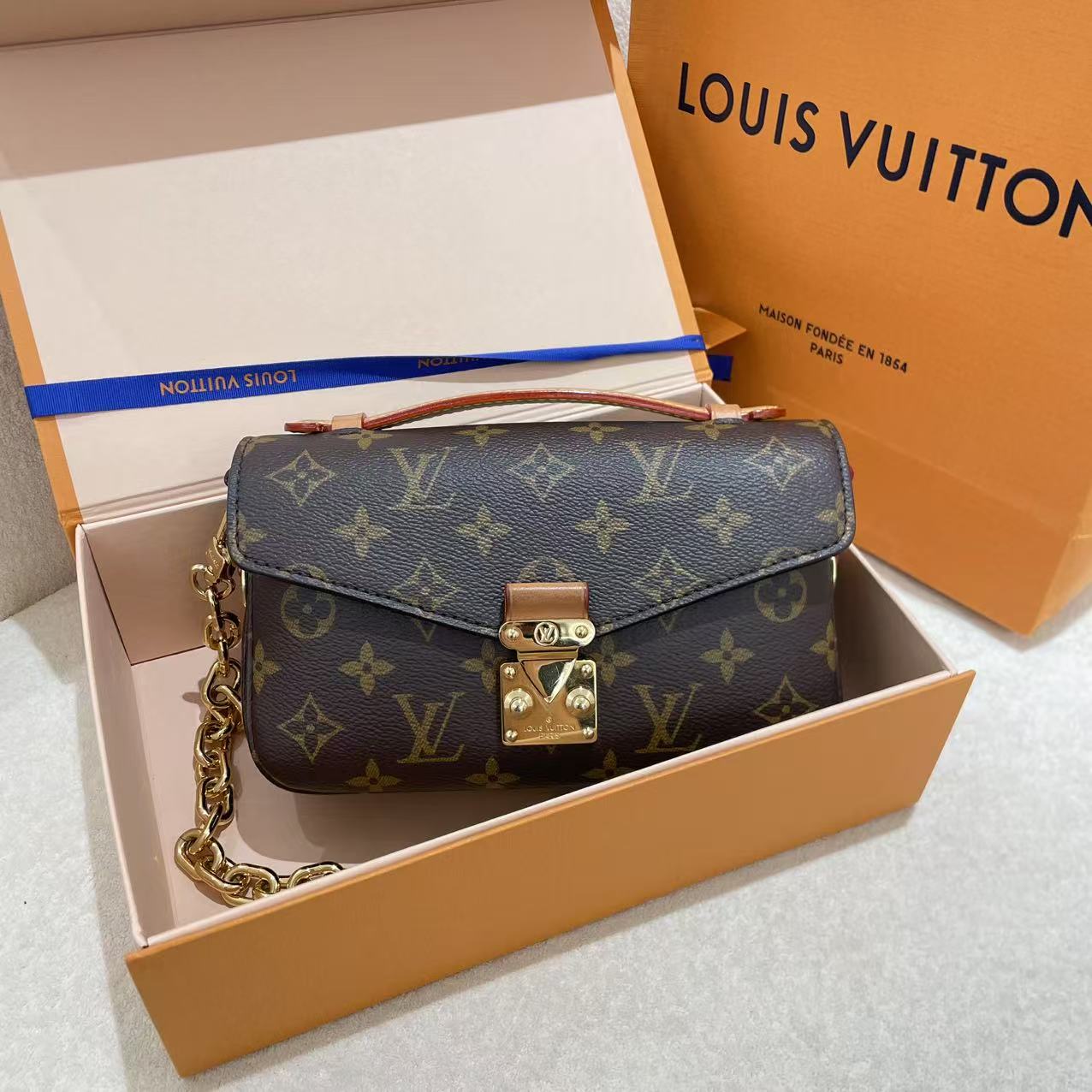 #A1426 Louis Vuitton