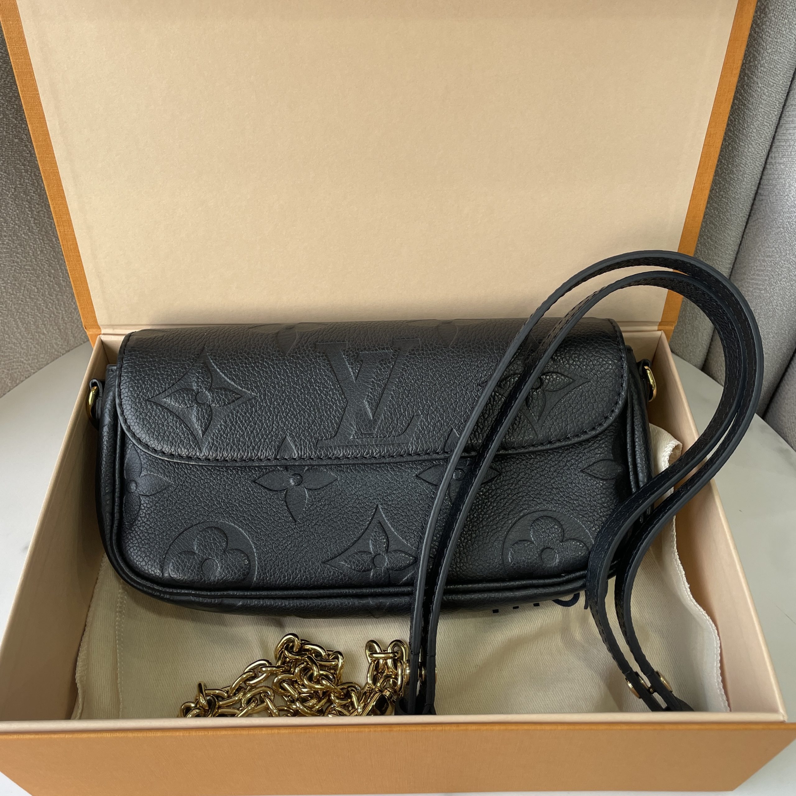 #B01334 LOUIS VUITTON