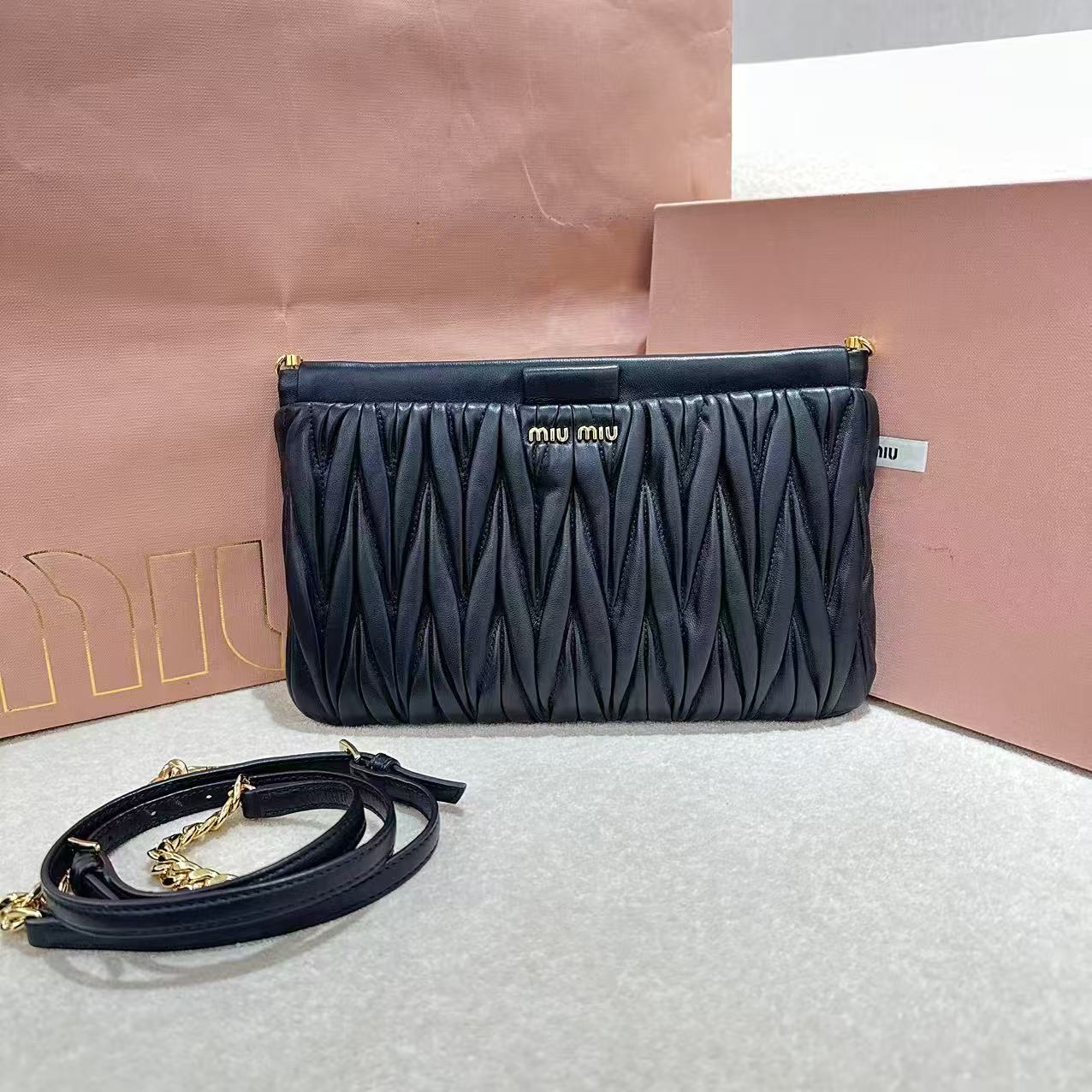 #A1541 MIU MIU