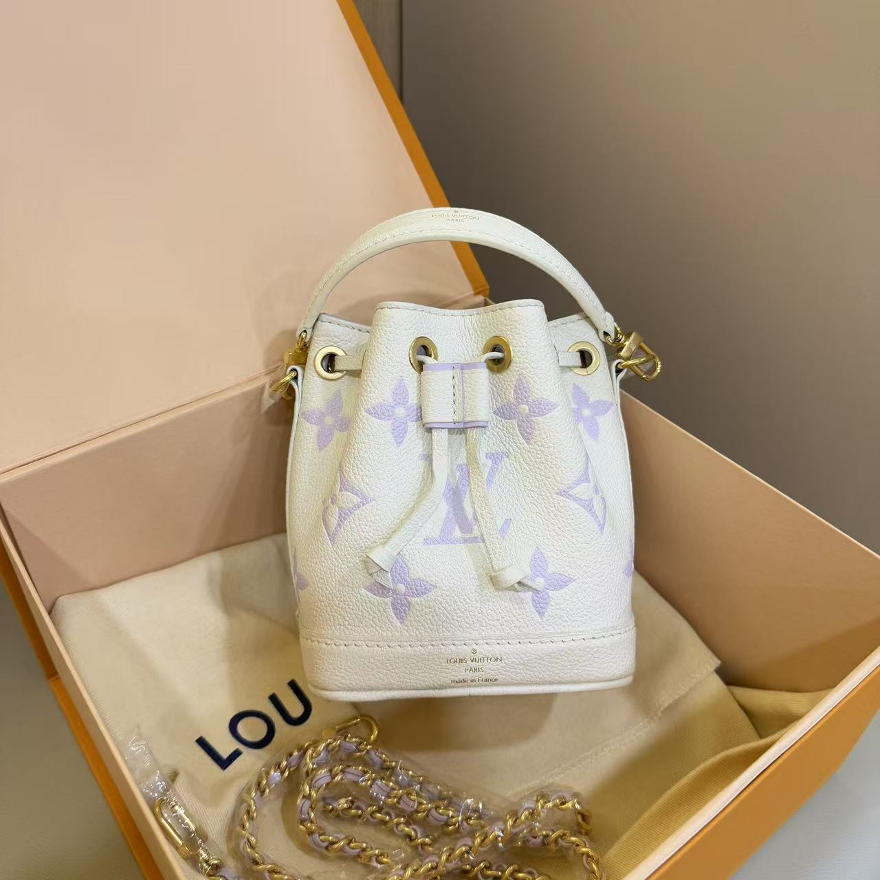 #A1582 LOUIS VUITTON