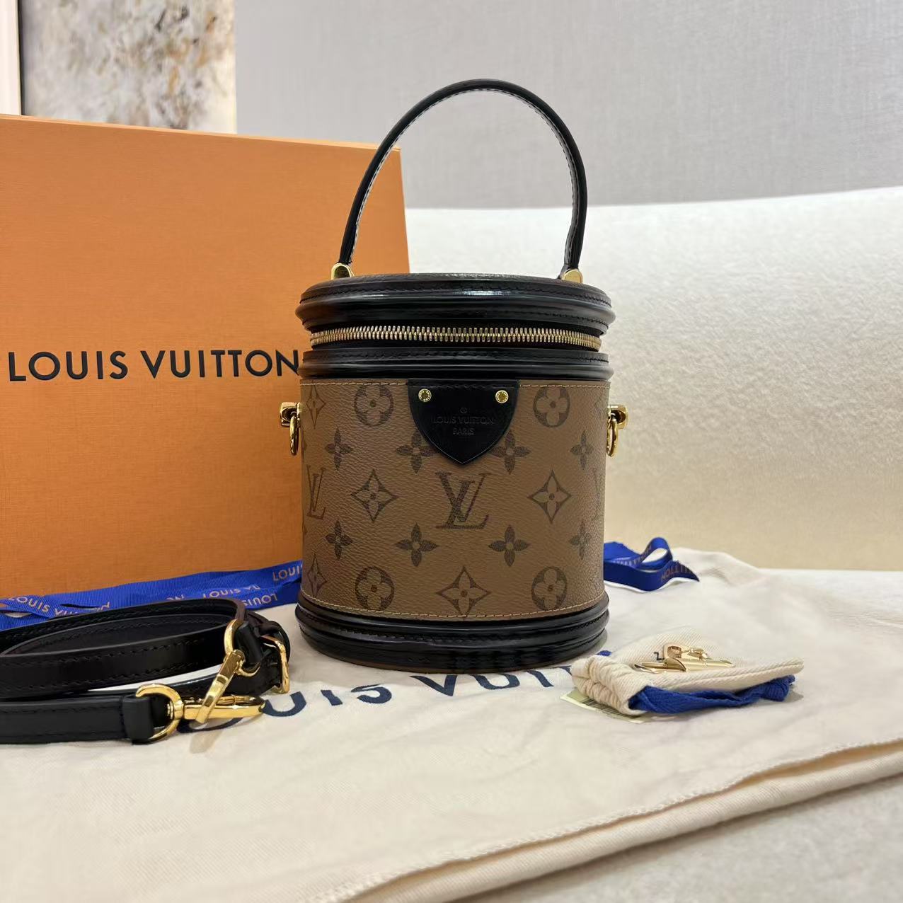 #A1594 LOUIS VUITTON