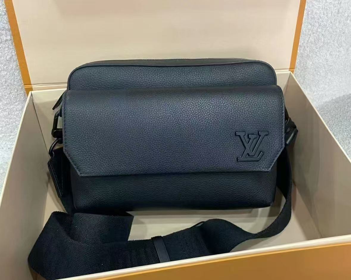 #A1664 LOUIS VUITTON