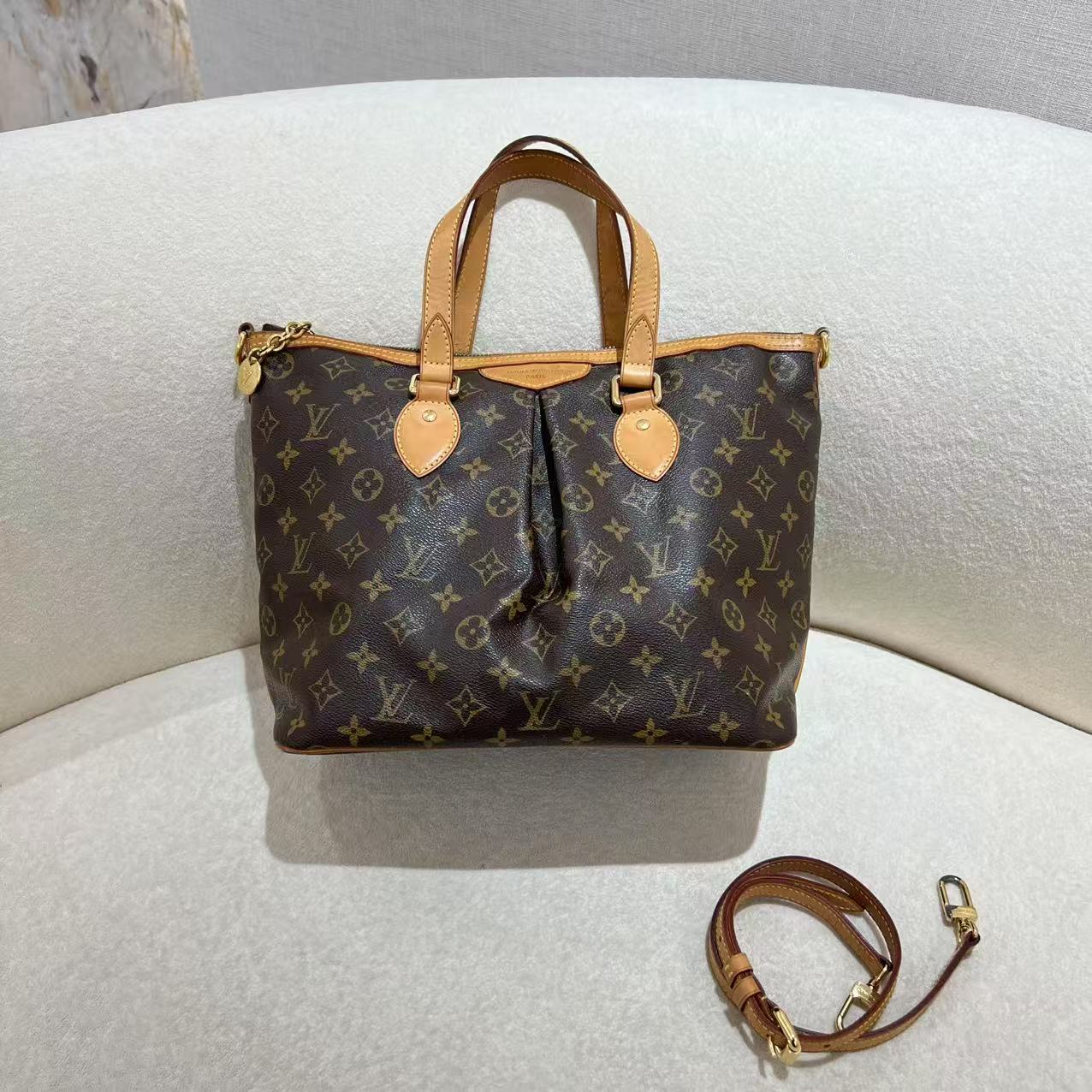 #A1698 LOUIS VUITTON