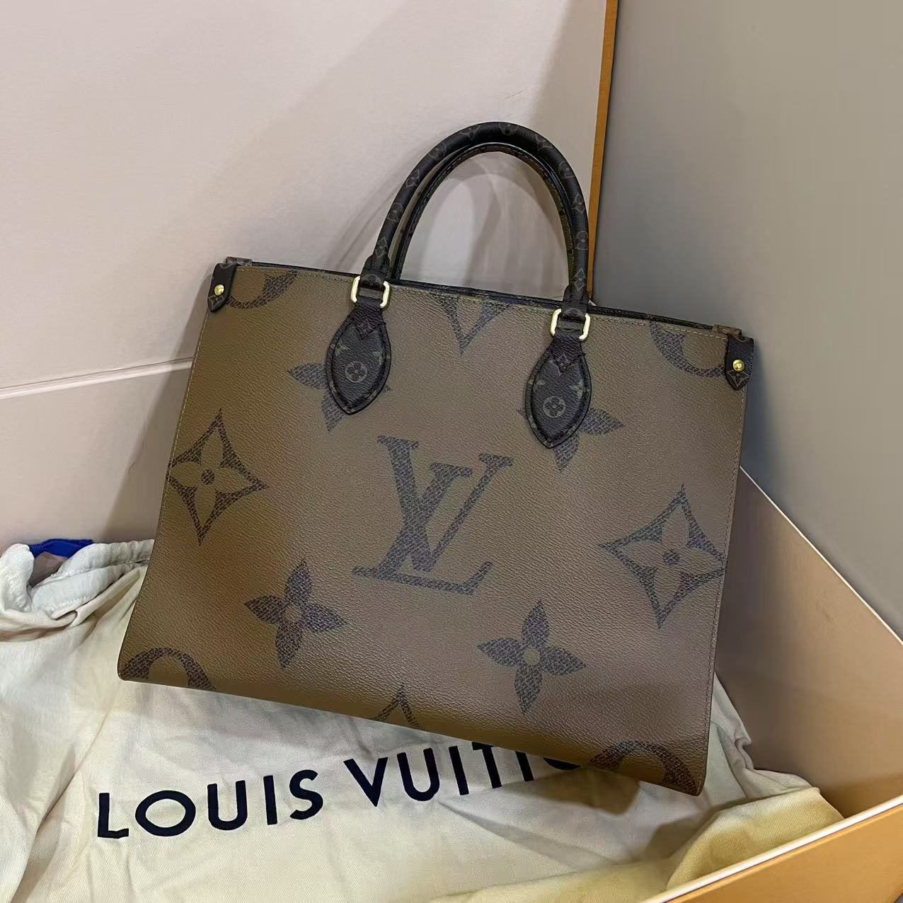 #A1683 LOUIS VUITTON