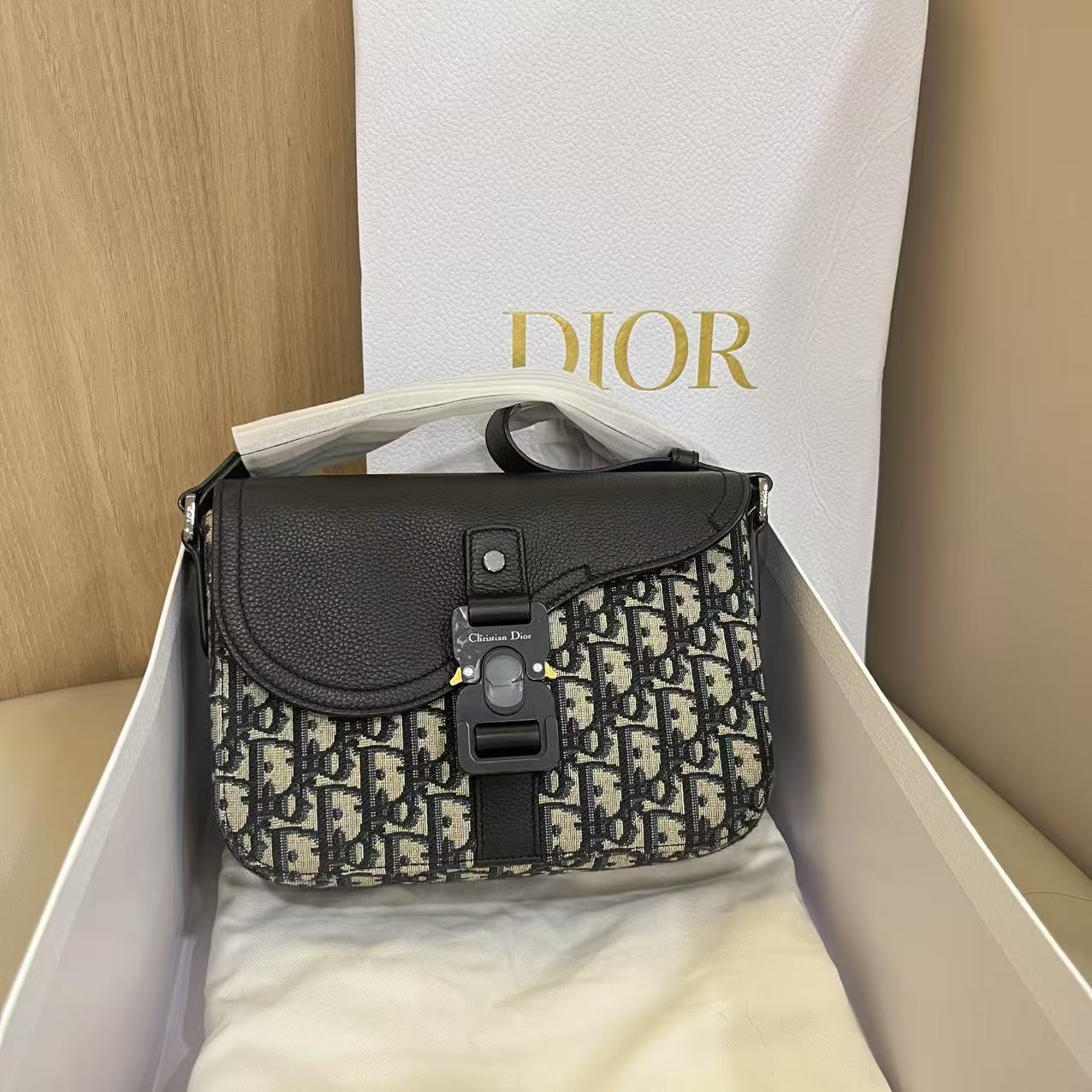 #A1688 DIOR