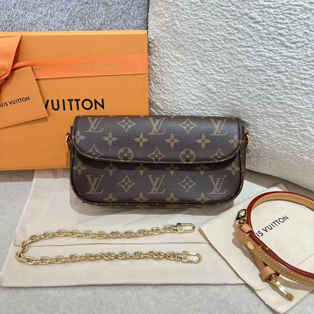 #A1723 LOUIS VUITTON