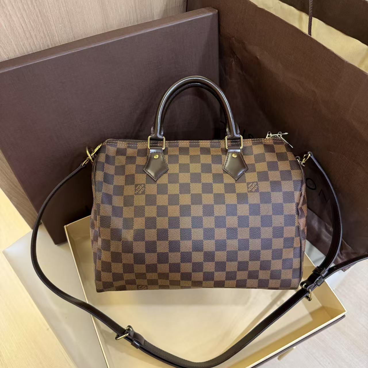 #A1842 LOUIS VUITTON
