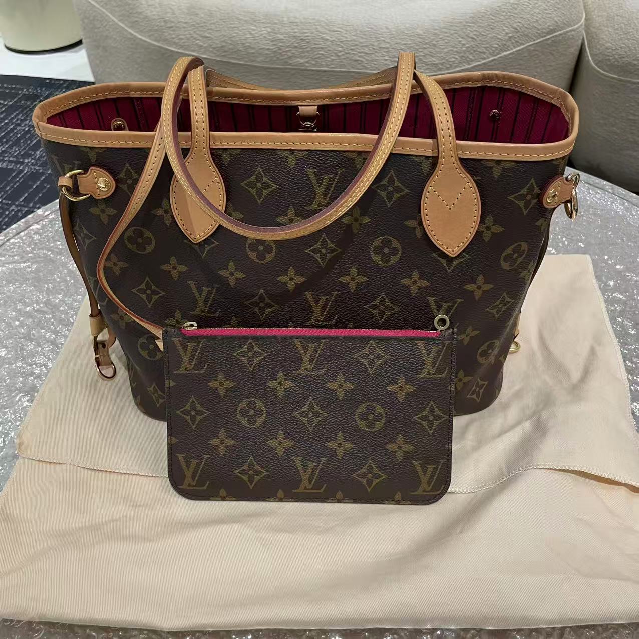 #B01601 LOUIS VUITTON
