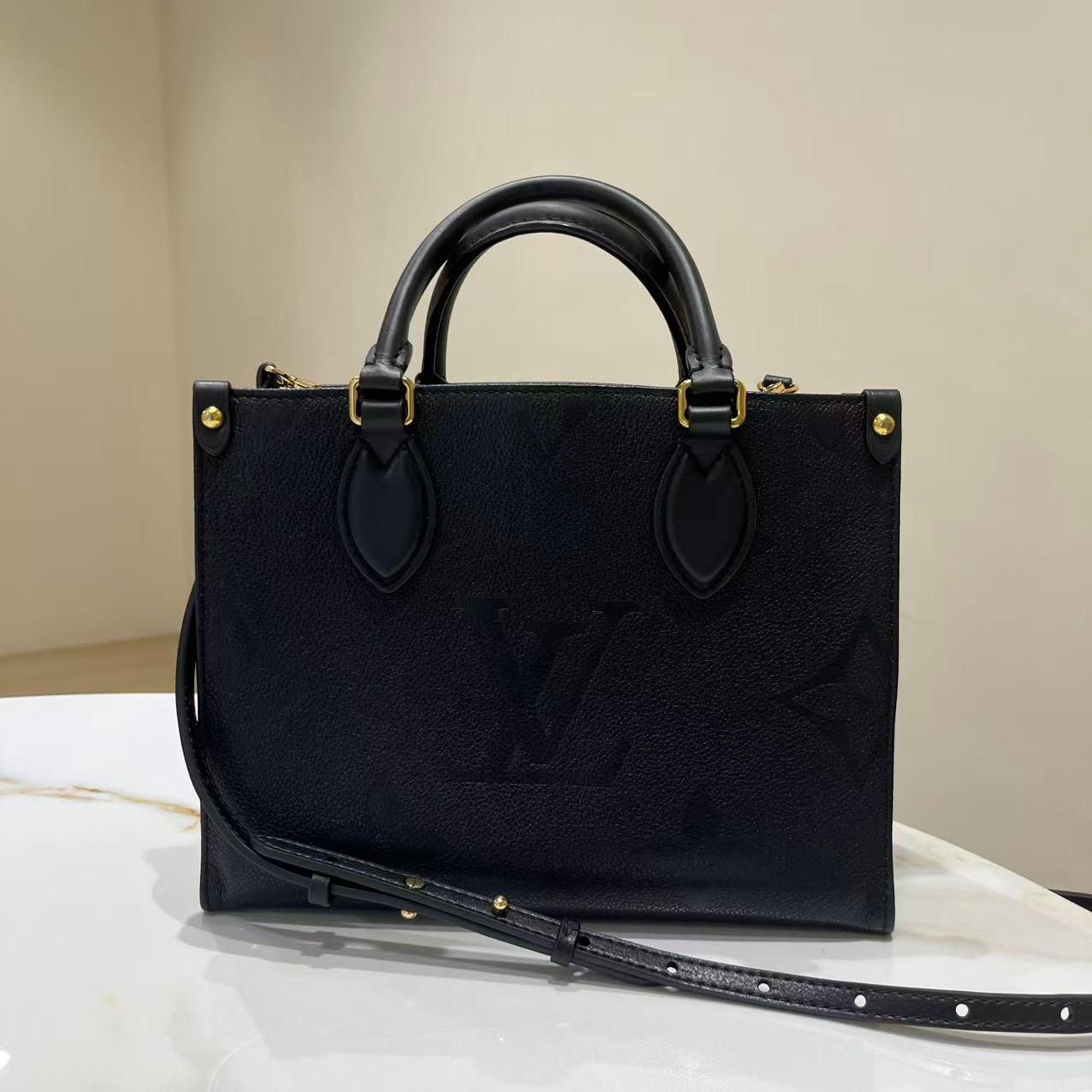 #A1812 LOUIS VUITTON