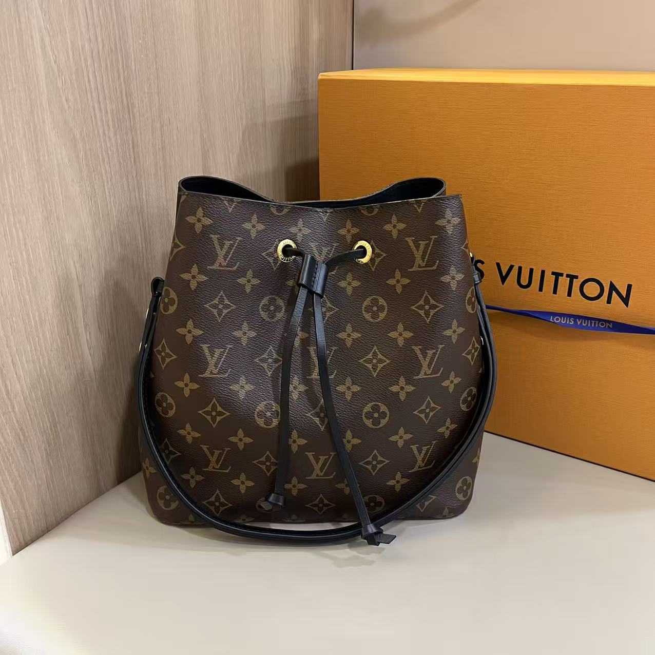 #A1840 LOUIS VUITTON