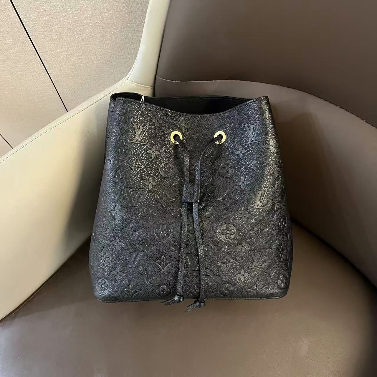 #A1859 LOUIS VUITTON