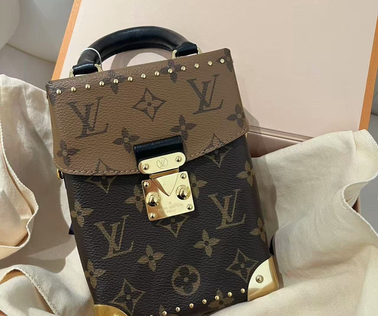 #A1858 LOUIS VUITTON