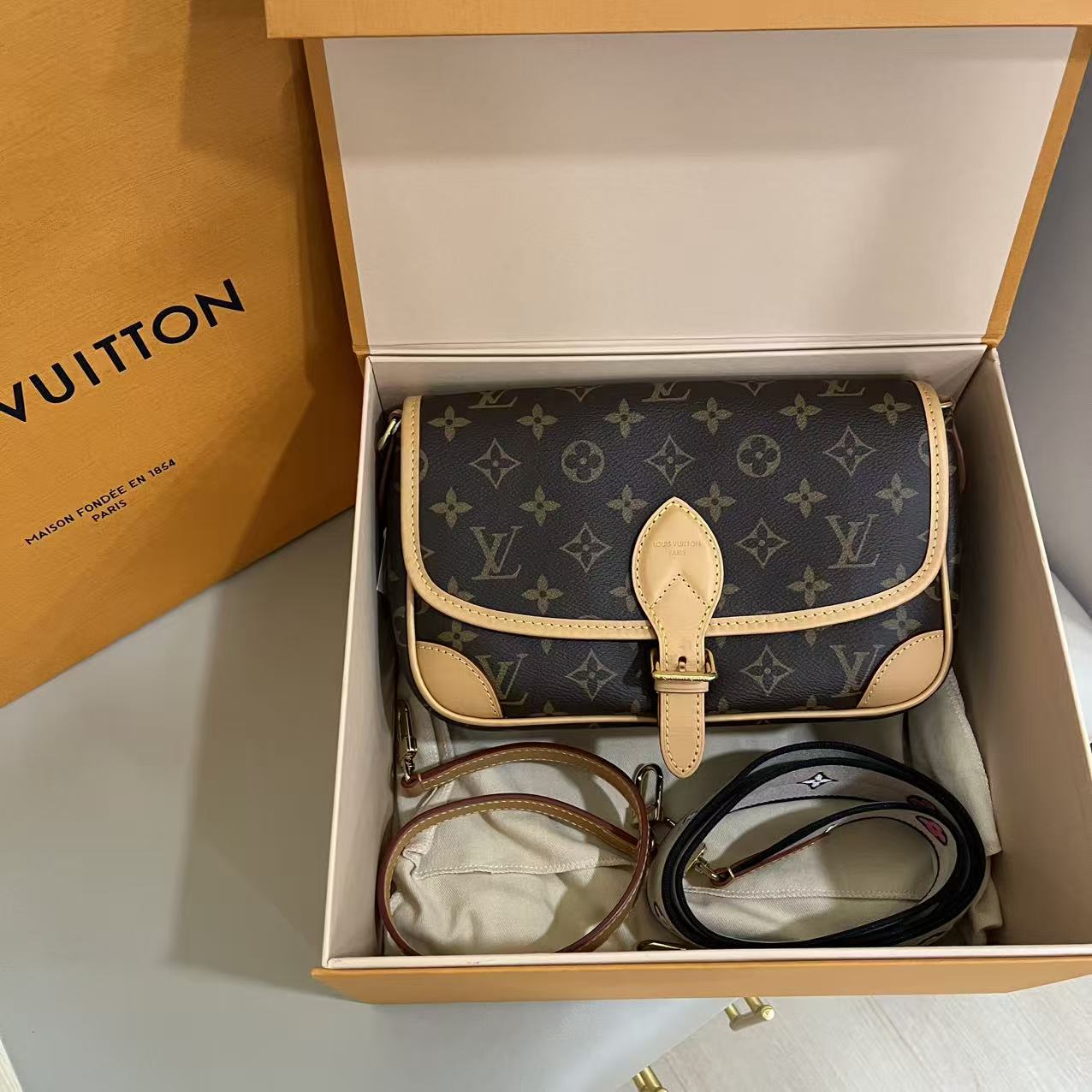 #A1960 LOUIS VUITTON