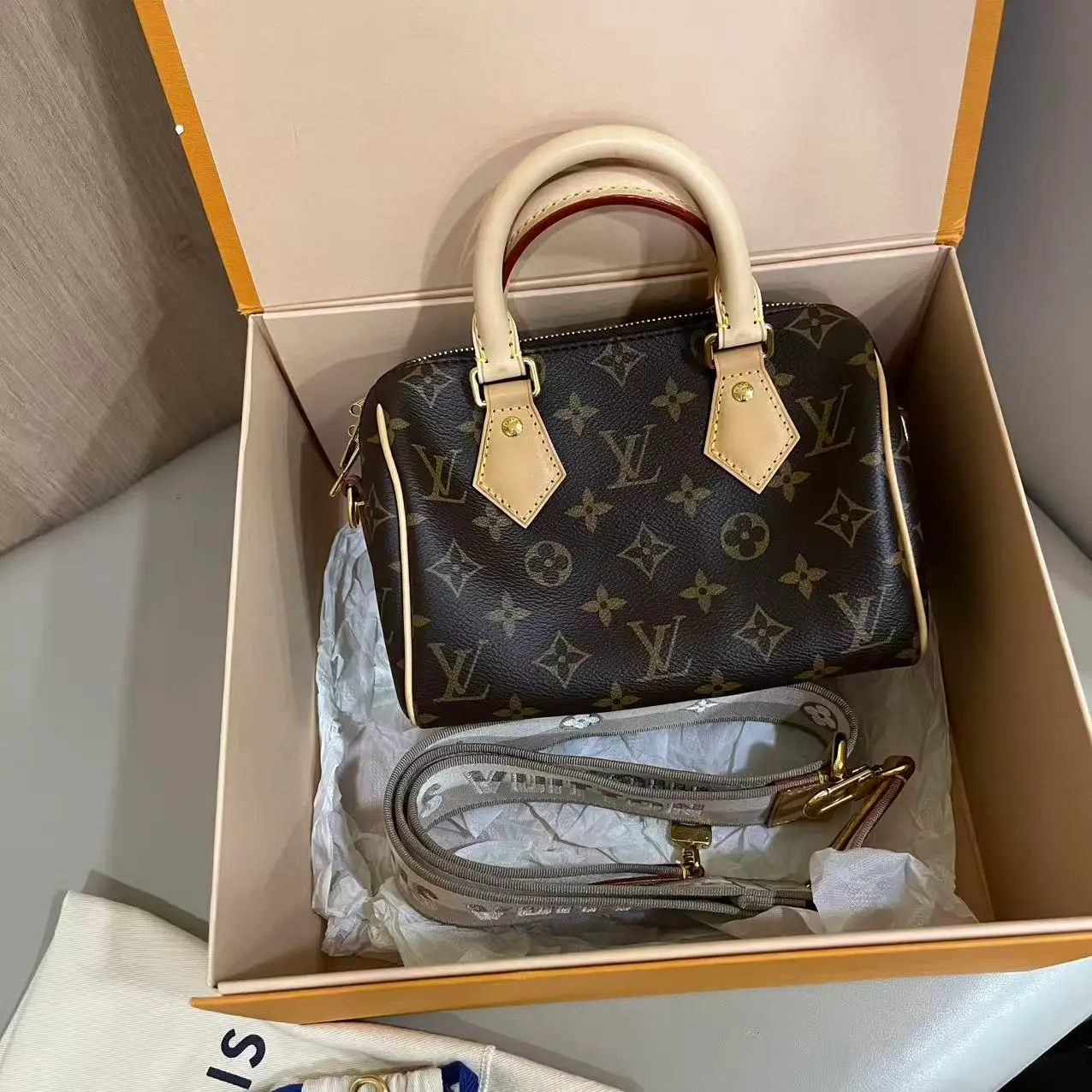 #A2031 LOUIS VUITTON