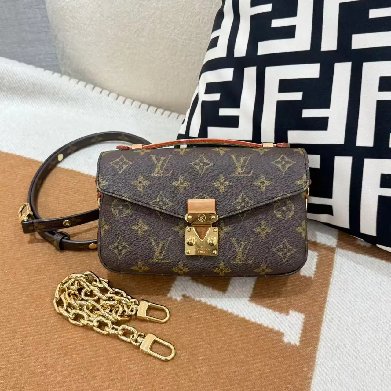 #A2094 LOUIS VUITTON